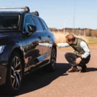 En man som gör en däckkontroll av sin företagsbil