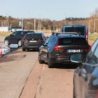 En rad med bilar intill halkbanan