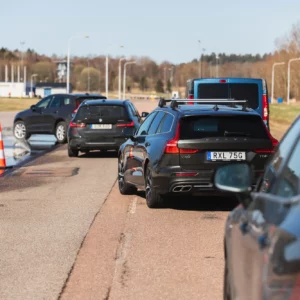 En rad med bilar intill halkbanan