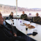 Företagsutbildning där ett antal personer sitter runt ett konferensbord