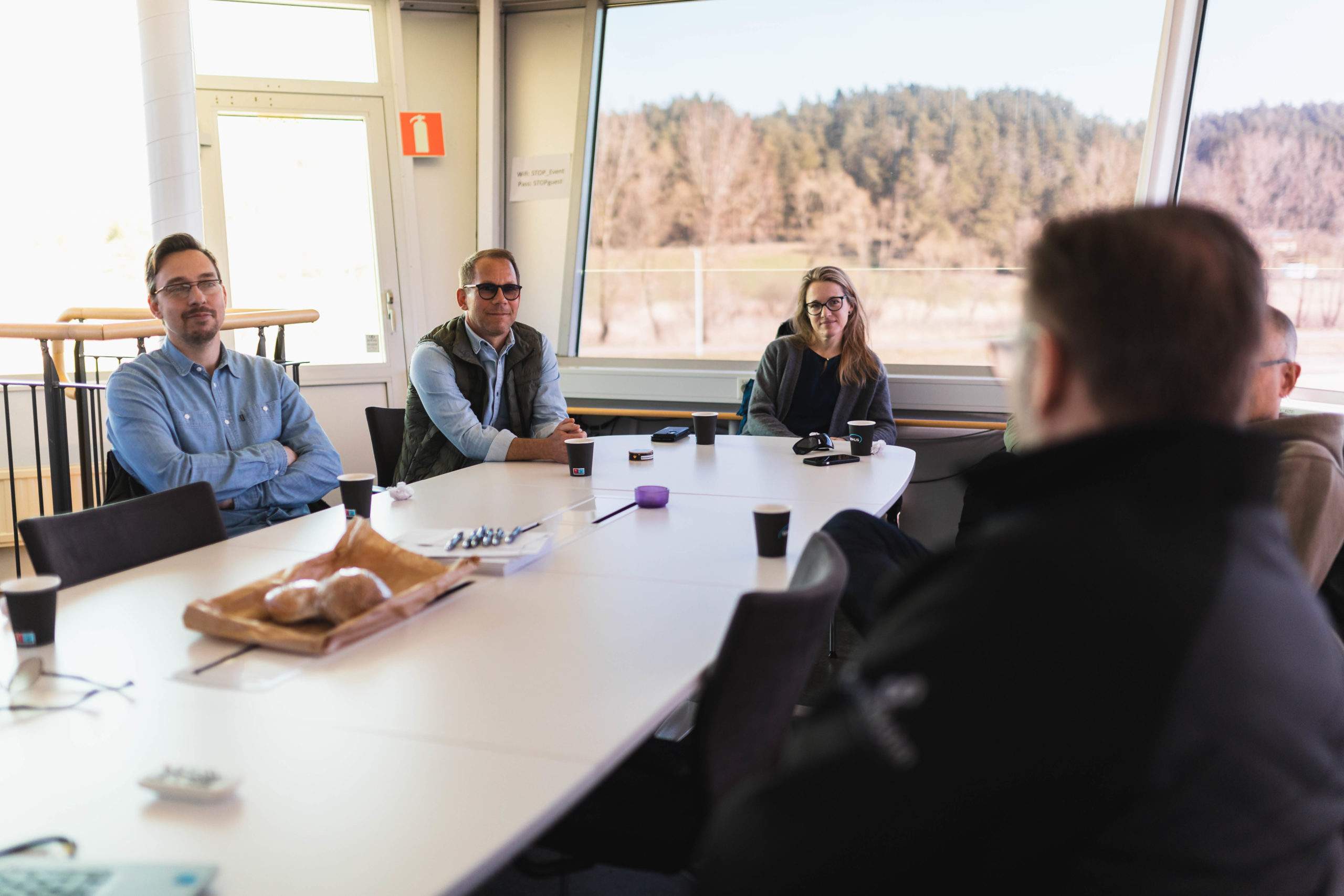 Företag sitter runt ett konferensbord