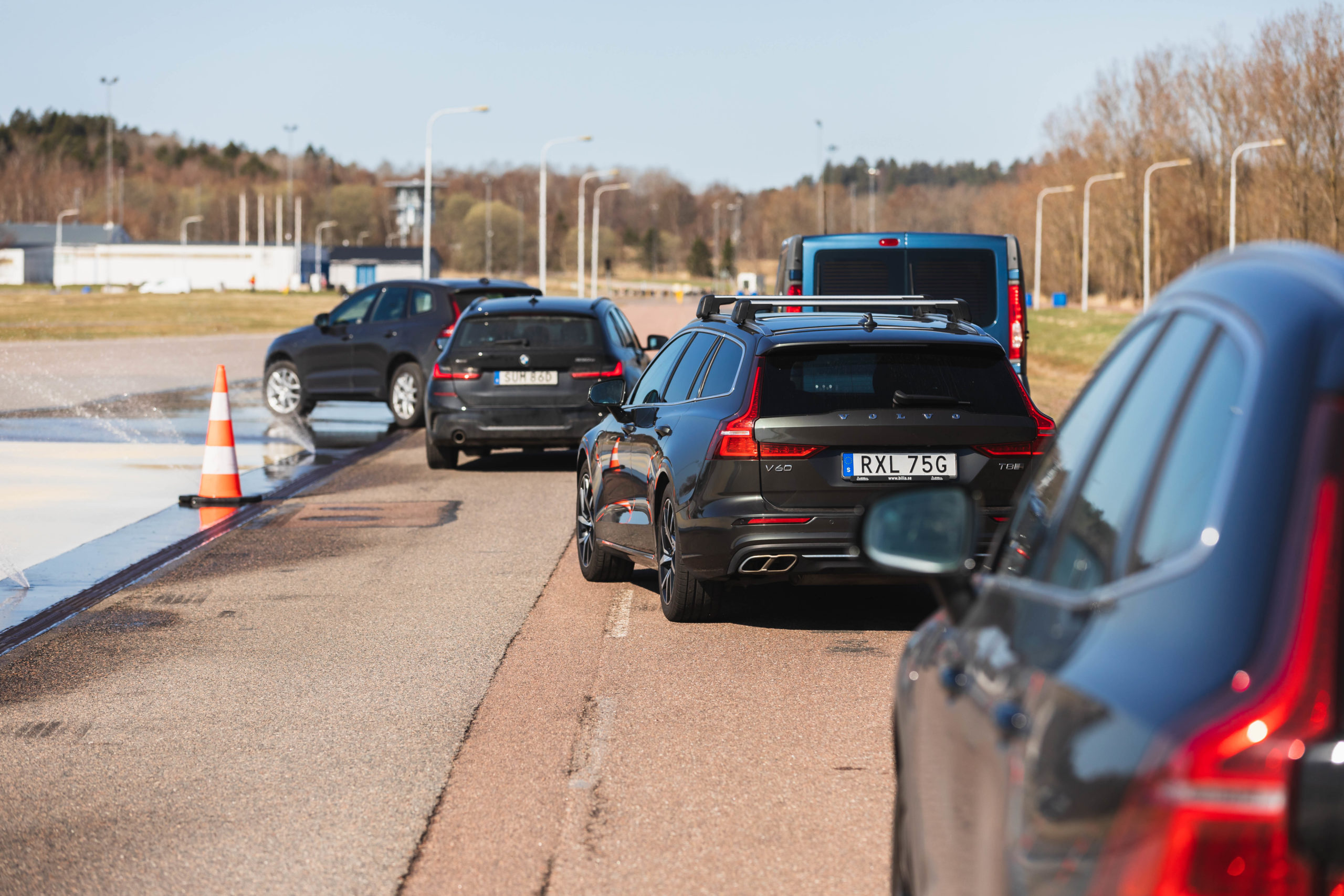 Företagsbilar på rad på halkbanan