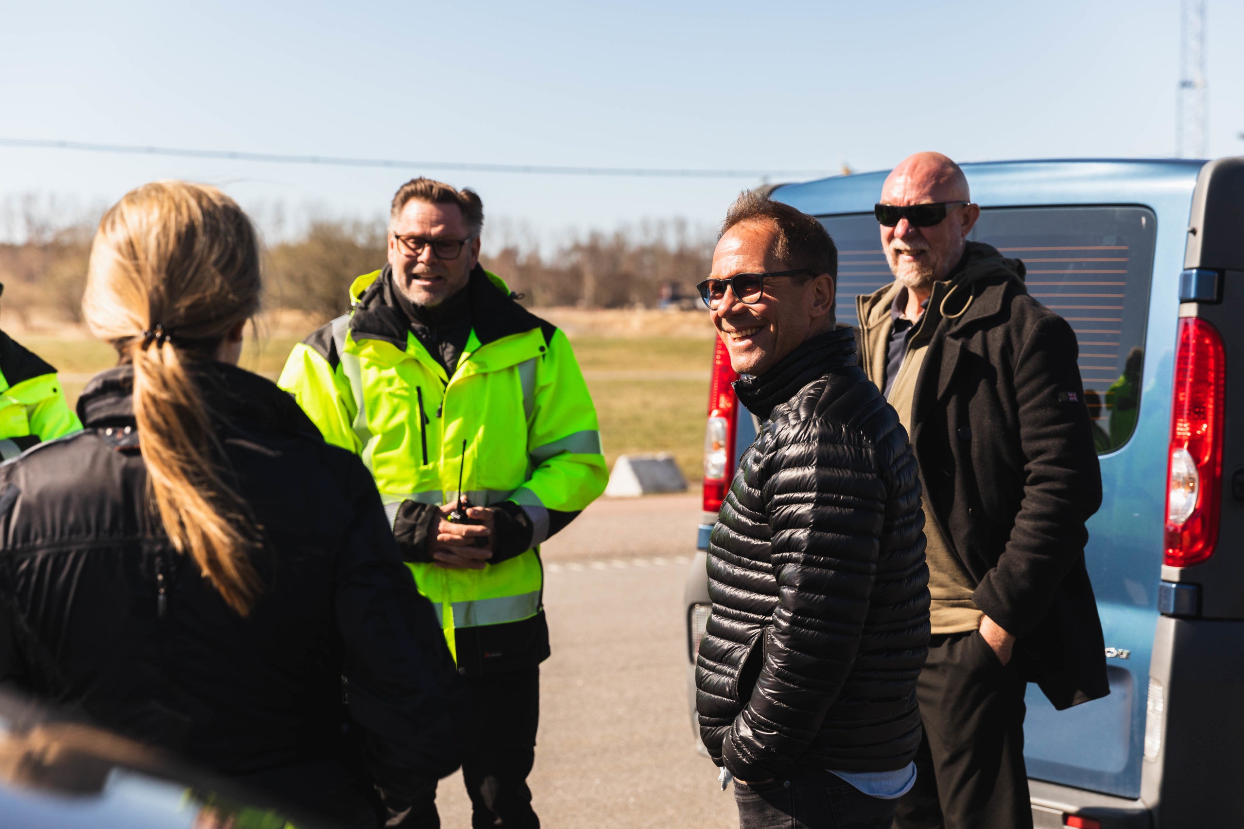 Företag samtalar på asfaltbanan