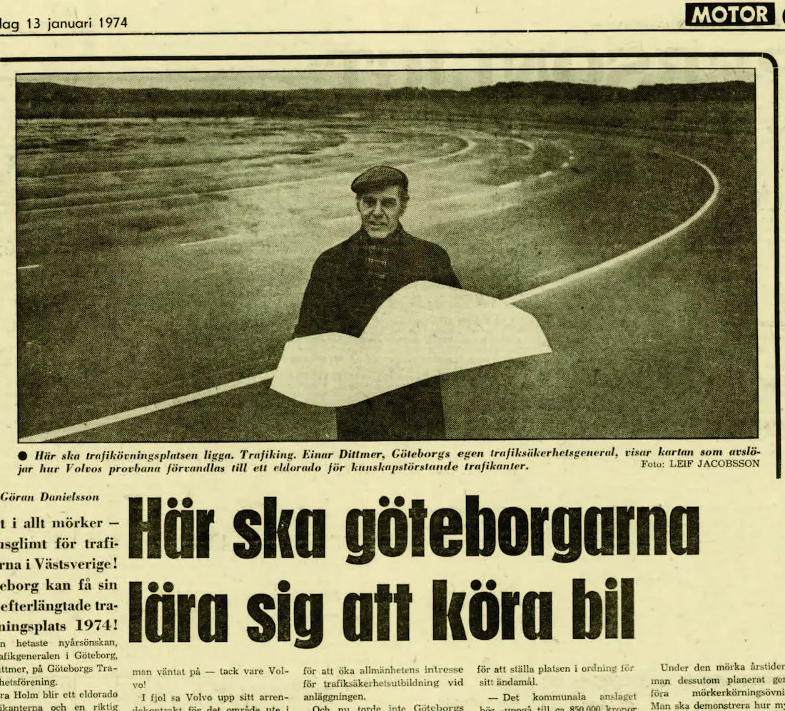 En bild på en artikel som handlar om att göteborgarna ska lära sig att köra bil. Artikeln är från mitten av 1900-talet.