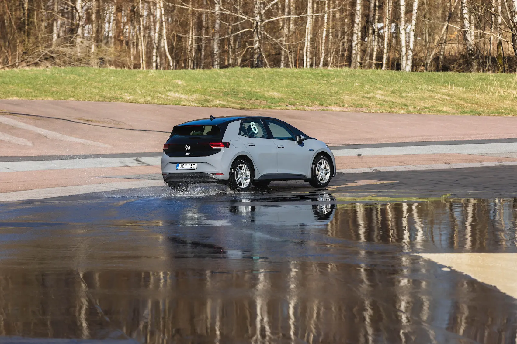 bil på halkbanan