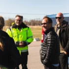 Anställda som står och diskuterar tillsammans med instruktör på halkbanan